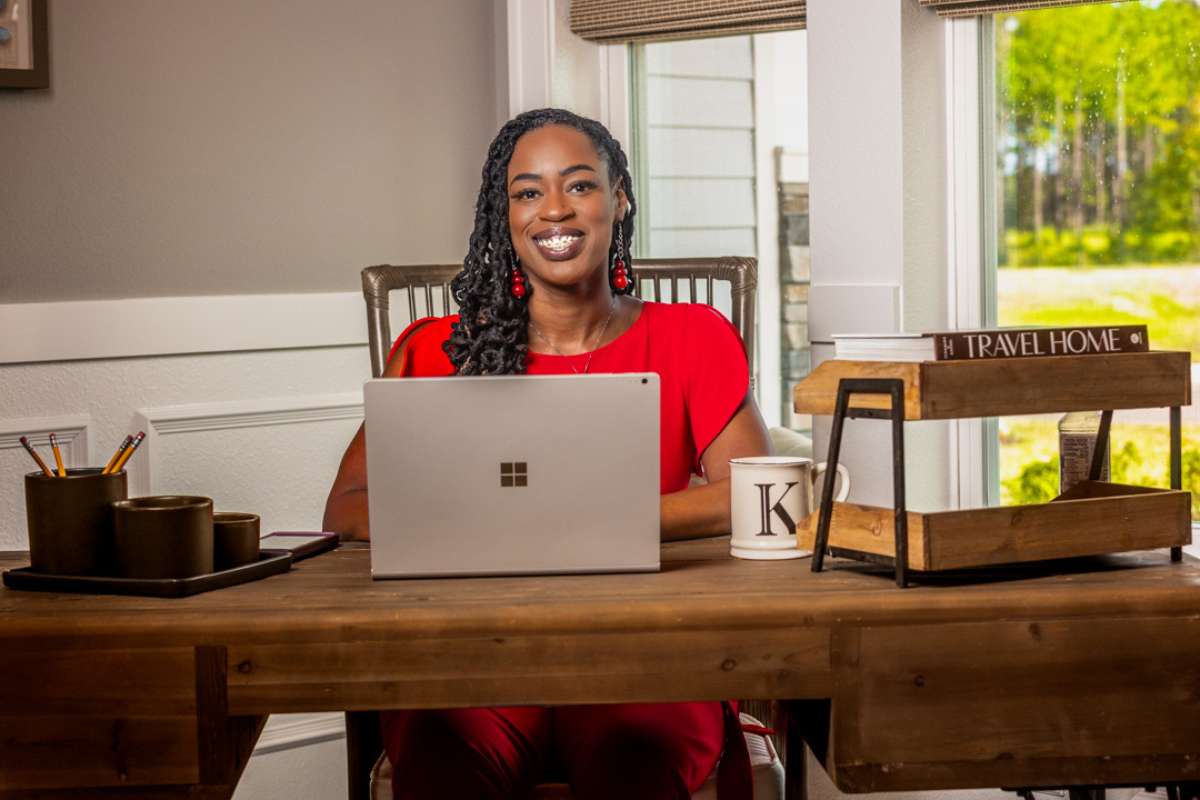 photo of Jacksonville real estate agent Keneshia Haye sitting at her desk. 